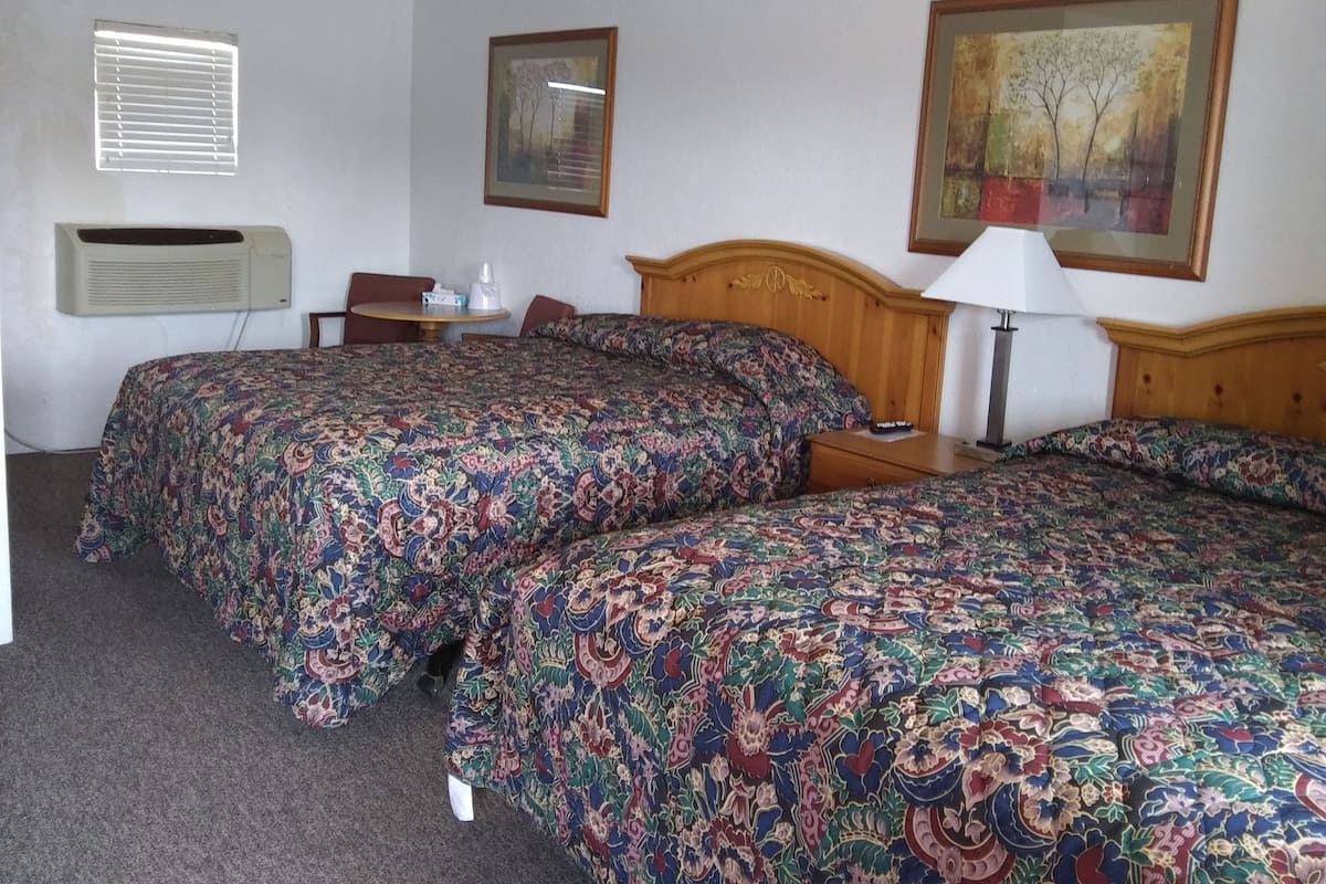 Quarto casal tradicional, 2 camas Queen, para não fumantes | Cortinas blackout, ferros/tábuas de passar roupa, camas extras/dobráveis