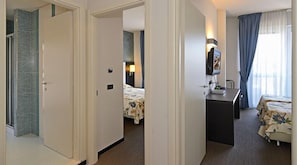 Dreibettzimmer, Balkon | Minibar, Zimmersafe, schallisolierte Zimmer, Babybetten
