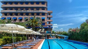 สระว่ายน้ำกลางแจ้ง, เก้าอี้อาบแดดริมสระ