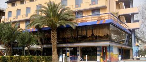 Utendørsbasseng og solsenger