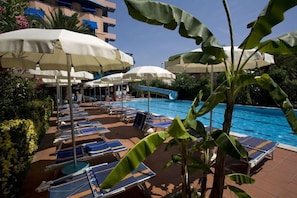 Outdoor pool, pool loungers - Hotel Eur (Camaiore)