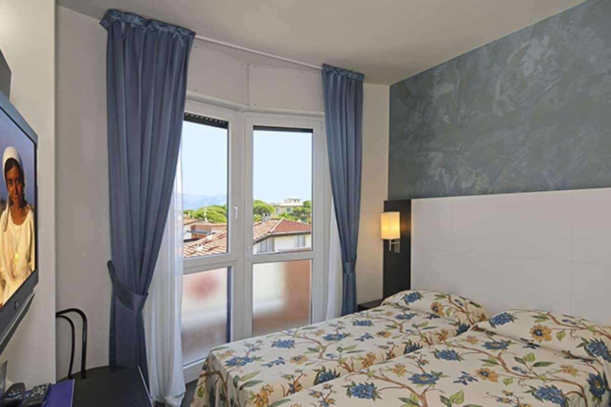 Frigobar, cofres nos quartos, quartos à prova de som, berços (sobretaxa)