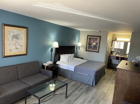 Escritorio, cortinas blackout y tabla de planchar con plancha . Village Inn Destin
