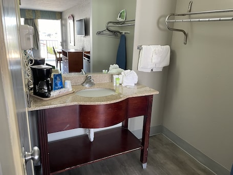 Escritorio, cortinas blackout y tabla de planchar con plancha . Village Inn Destin