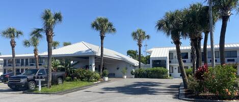 Vista frontal de la propiedad