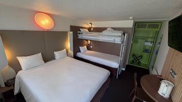 Espacio para trabajar con laptop, wifi gratis y ropa de cama