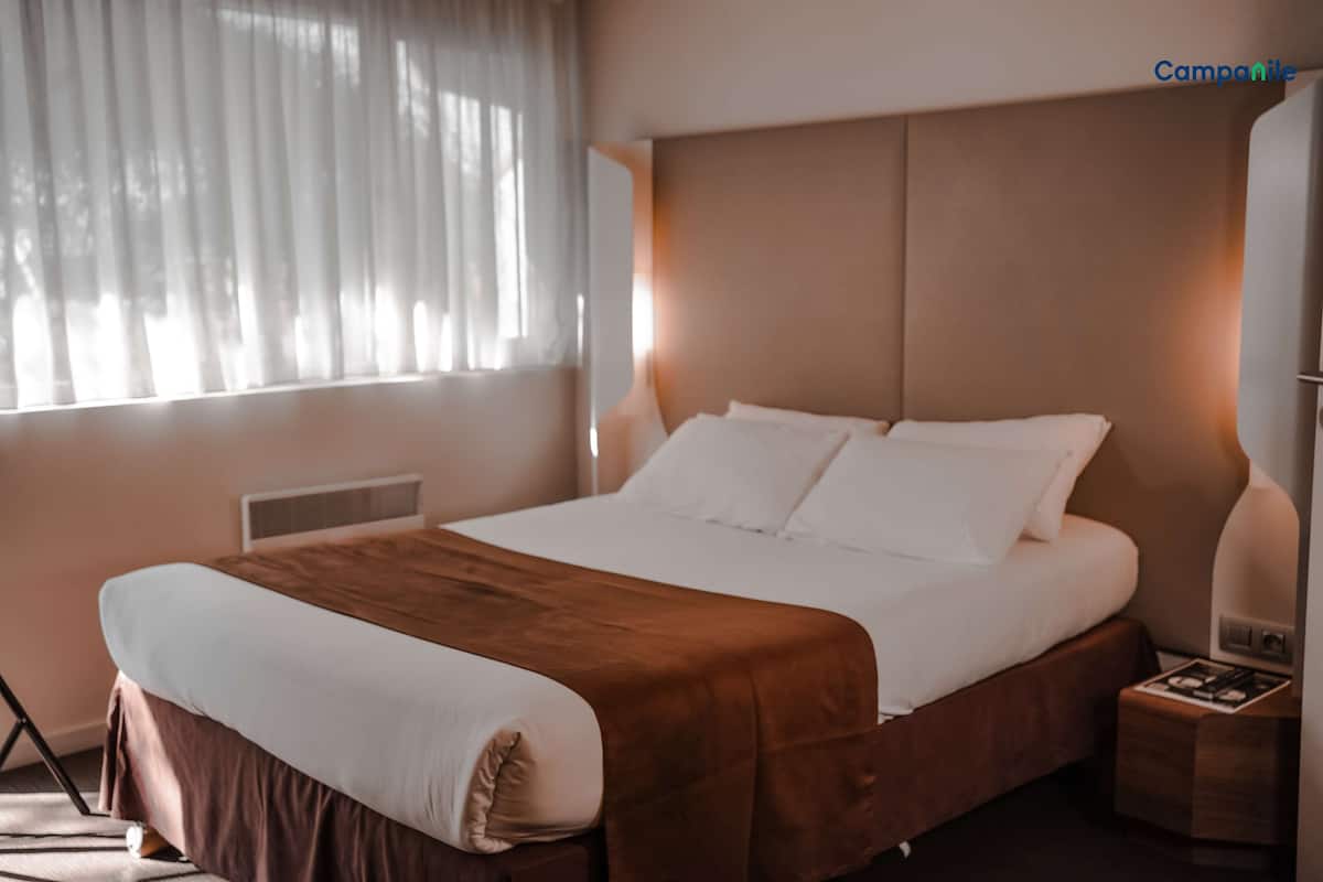 Laptop workspace, free WiFi, bed sheets