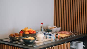 Desayuno buffet diario (EUR 13.90 por persona)