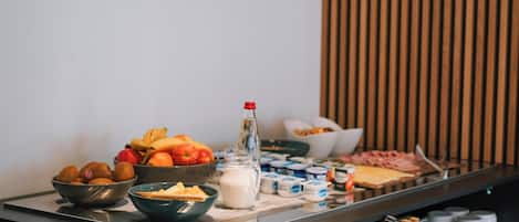 Desayuno buffet diario (EUR 13.90 por persona)