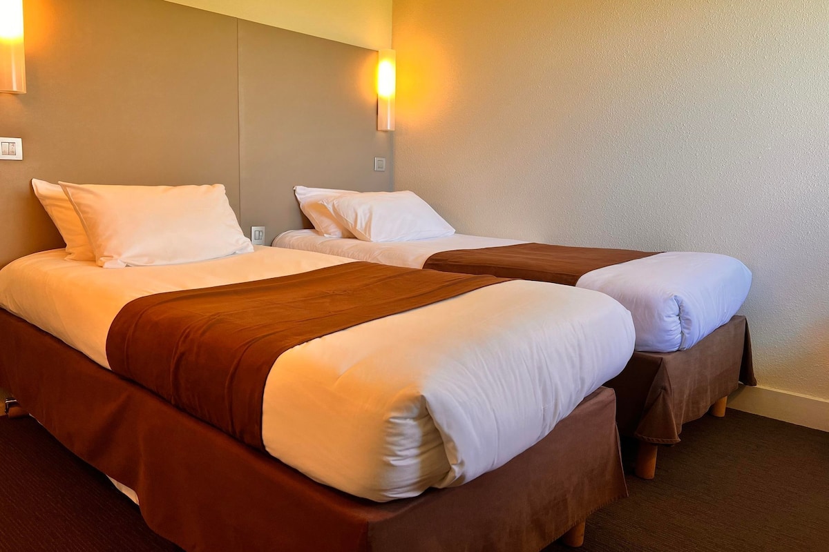Laptop workspace, free WiFi, bed sheets