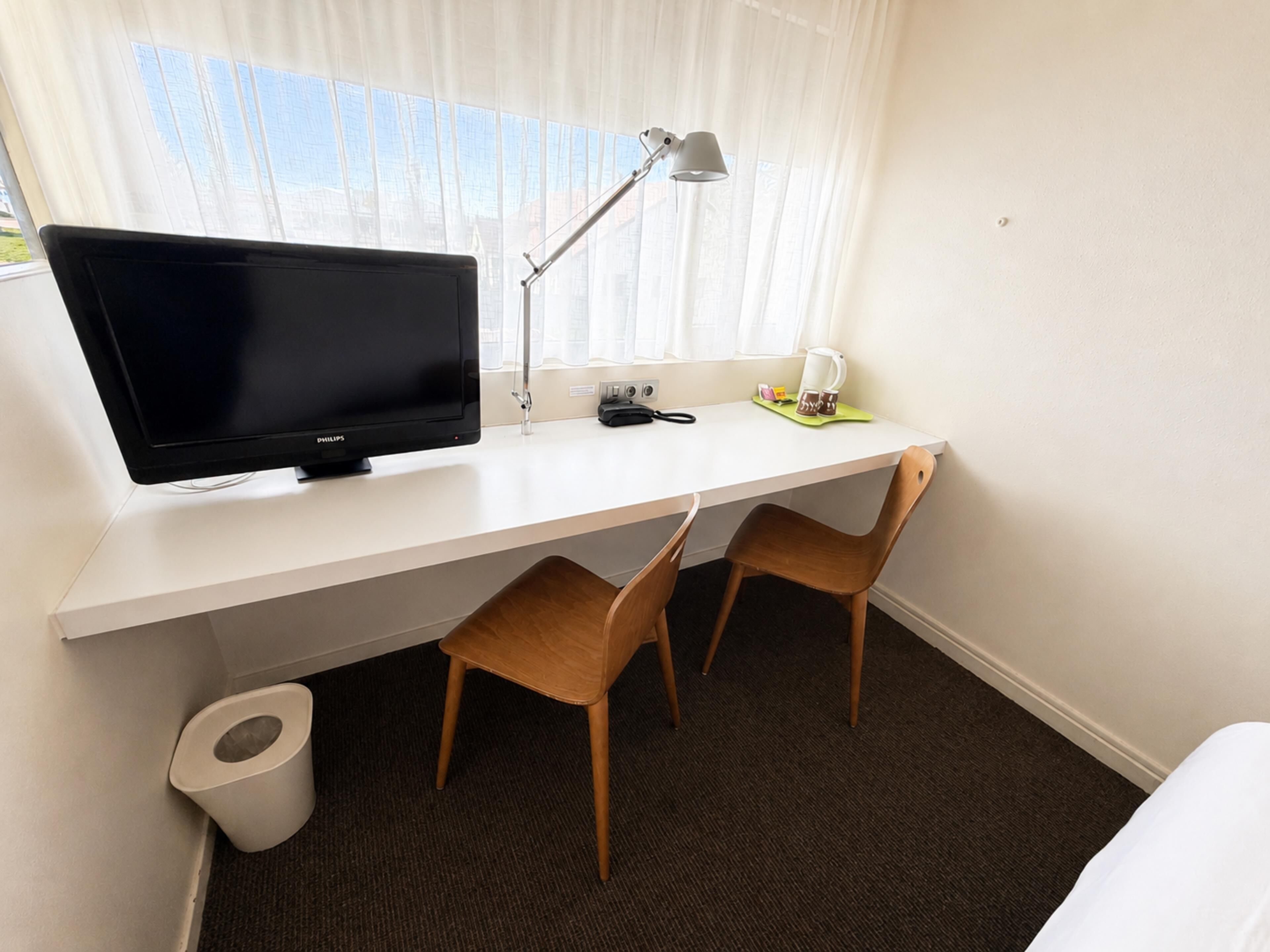 Laptopgeeigneter Arbeitsplatz, kostenloses WLAN, Bettwäsche