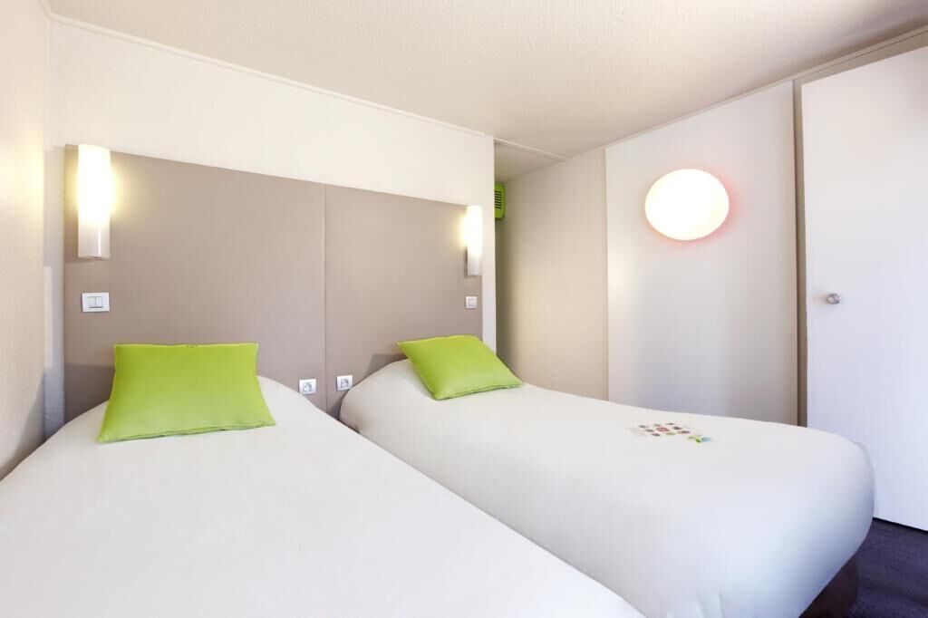 Laptop workspace, free WiFi, bed sheets