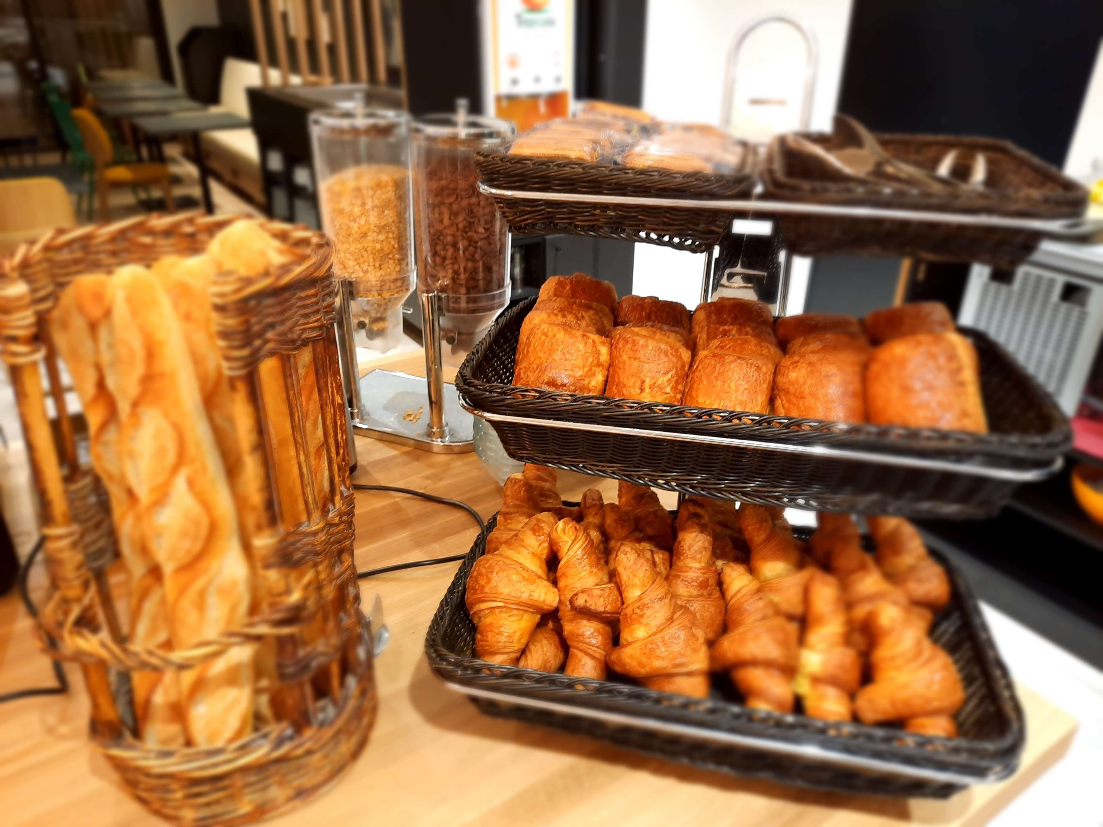 Desayuno buffet diario (EUR 13.90 por persona)