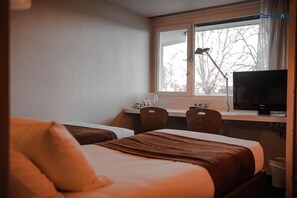 Laptopgeeigneter Arbeitsplatz, kostenloses WLAN, Bettwäsche