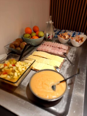Daily buffet breakfast (EUR 13.9 per person)