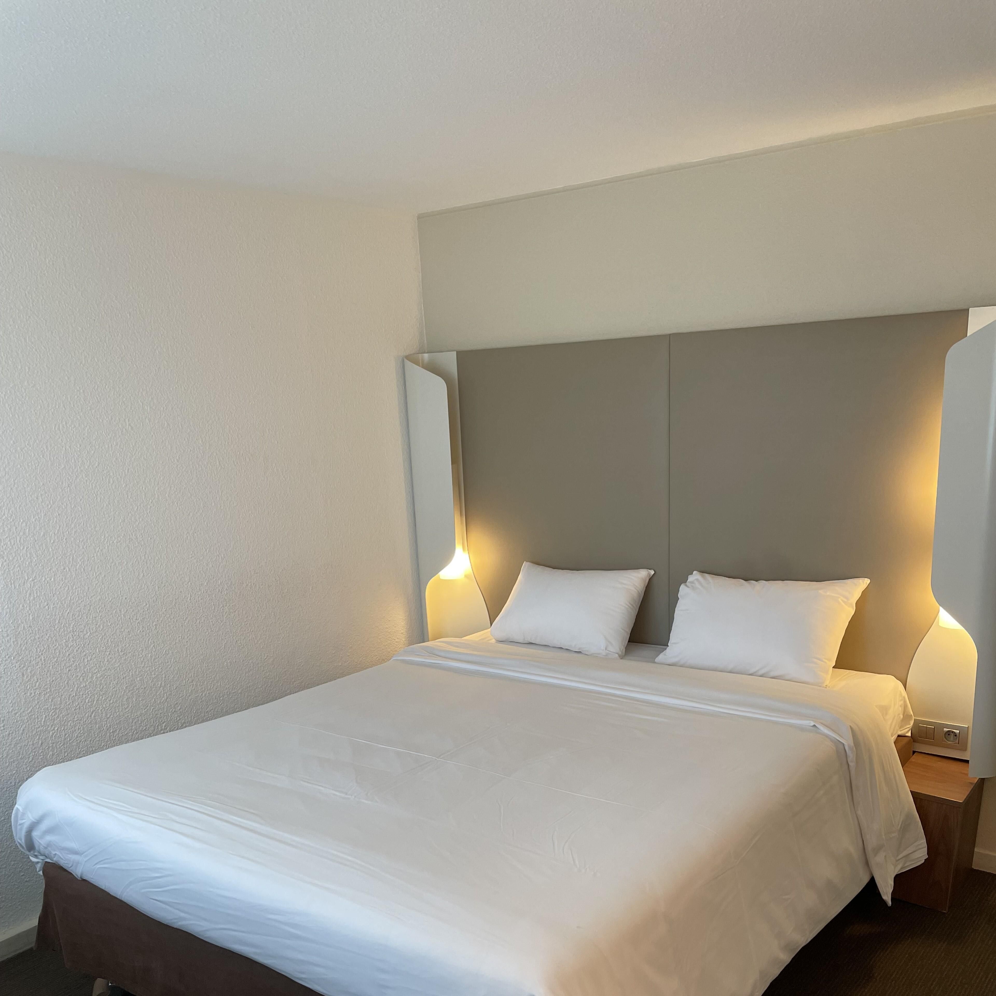 Espacio para trabajar con laptop, wifi gratis y ropa de cama 