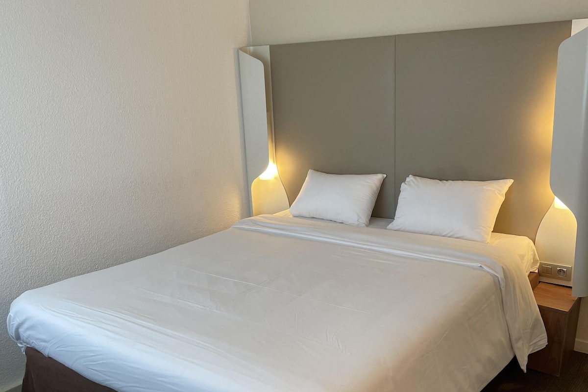 Espace de travail pour ordinateur portable, Wi-Fi gratuit, draps fournis