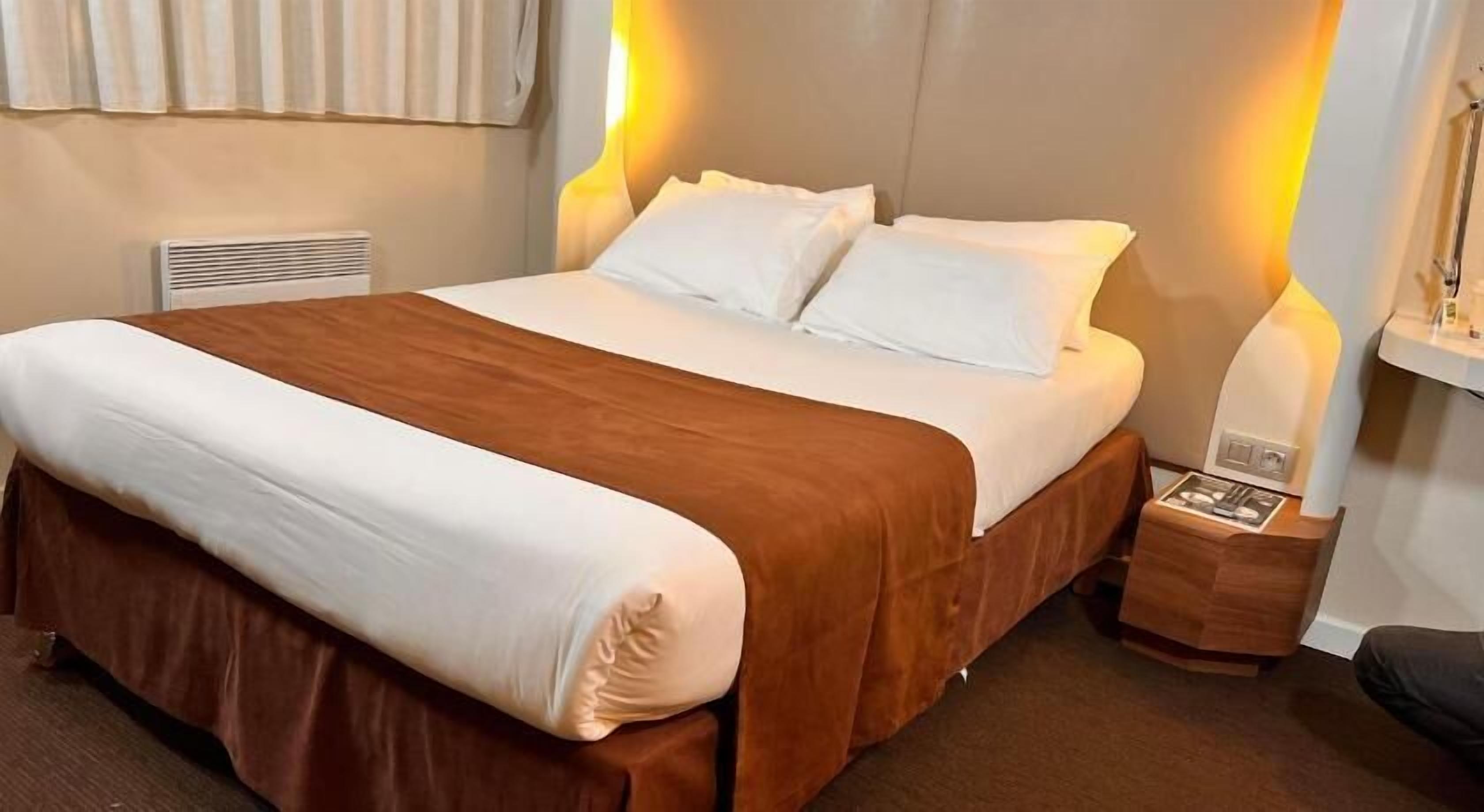 Laptop workspace, free WiFi, bed sheets