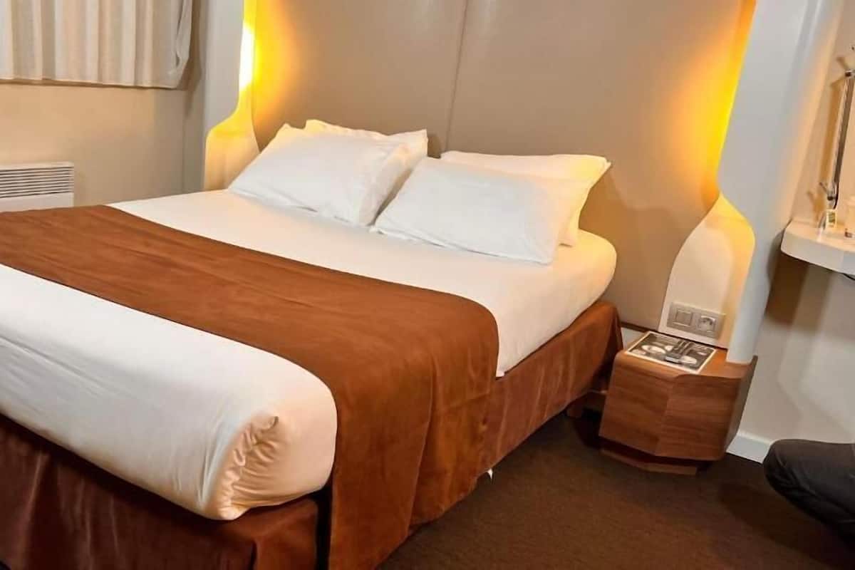 笔记本电脑工作区、免费 WiFi、床单