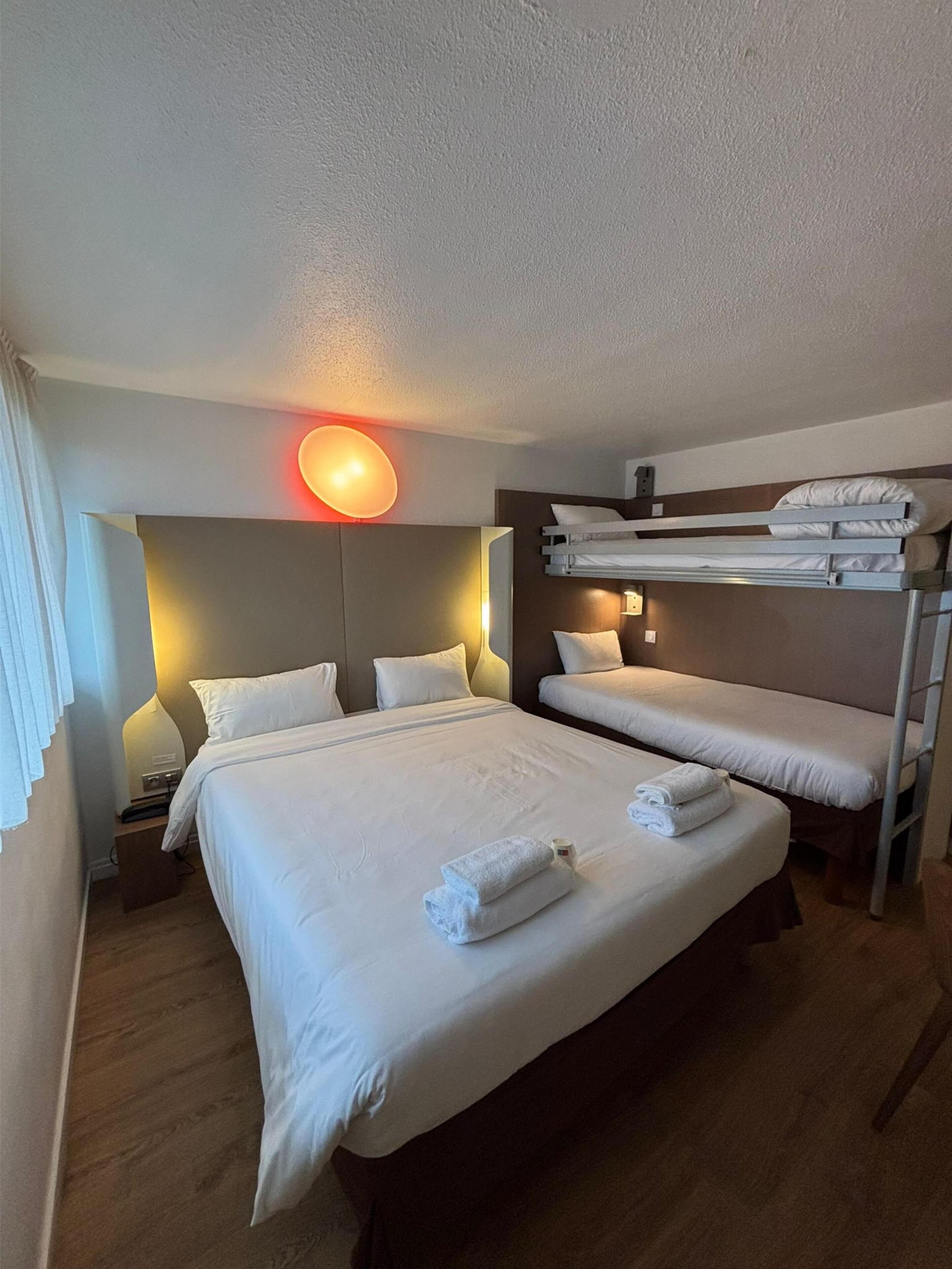 笔记本电脑工作区、免费 WiFi、床单