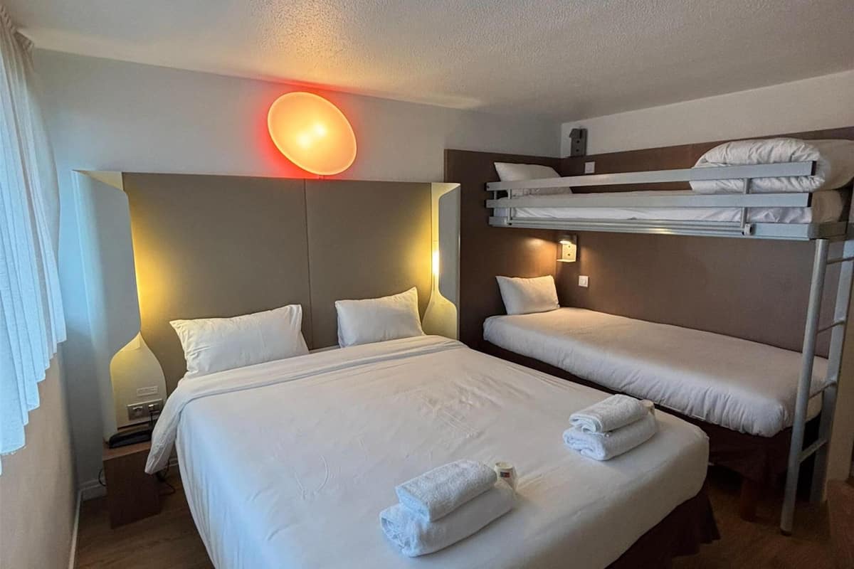 Laptopgeeigneter Arbeitsplatz, kostenloses WLAN, Bettwäsche