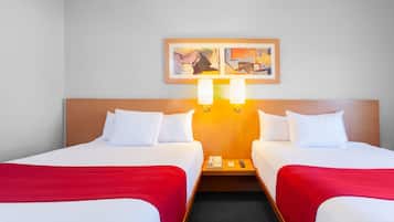 ルーム ダブルベッド 2 台 | 羽毛の掛け布団、ミニバー、デスク、遮光カーテン