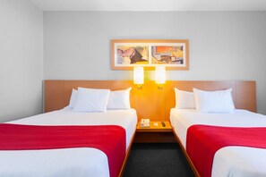 Kamer, 2 tweepersoonsbedden | Donsdekens, een minibar, een bureau, verduisterende gordijnen