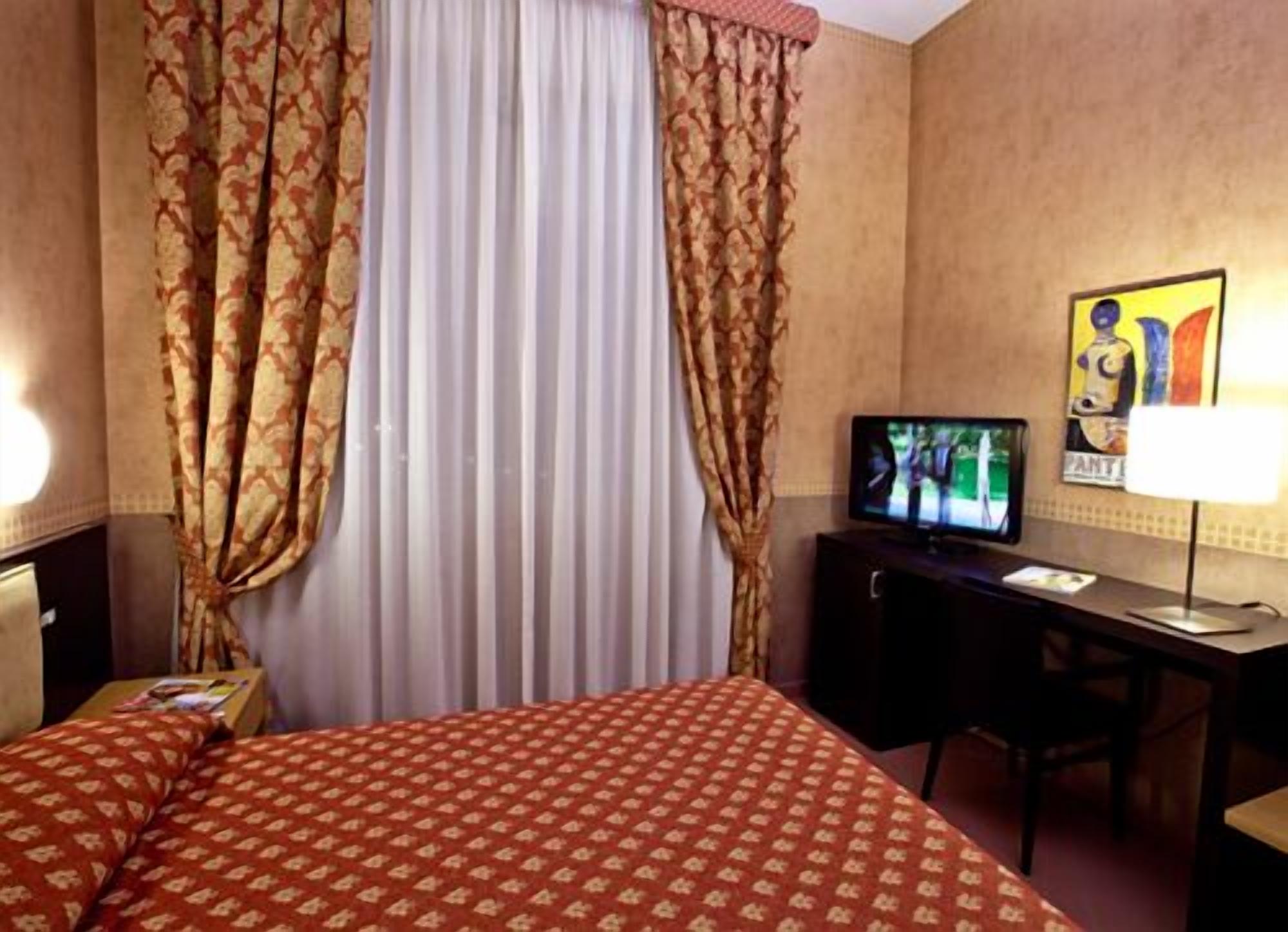 premium bedding, tempur-pedic beds, minibar, in-room safe