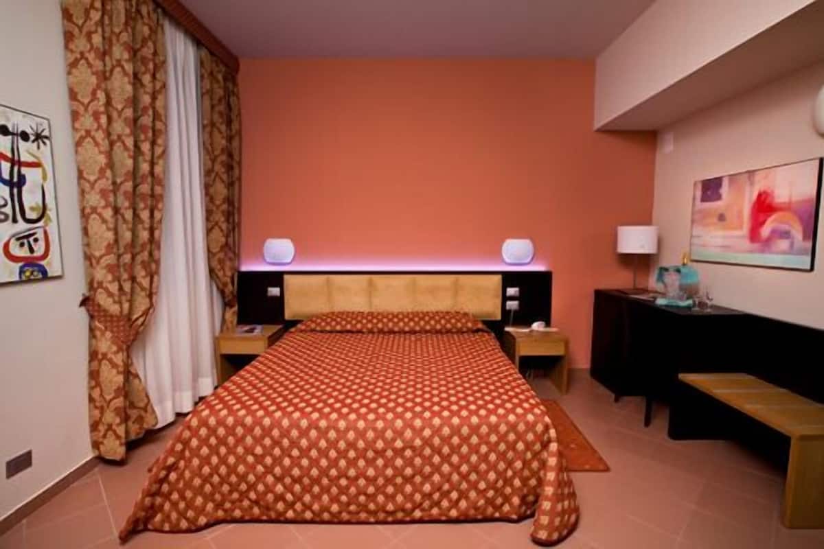 Seprai premium, tempat tidur Tempur-Pendic, minibar, dan brankas