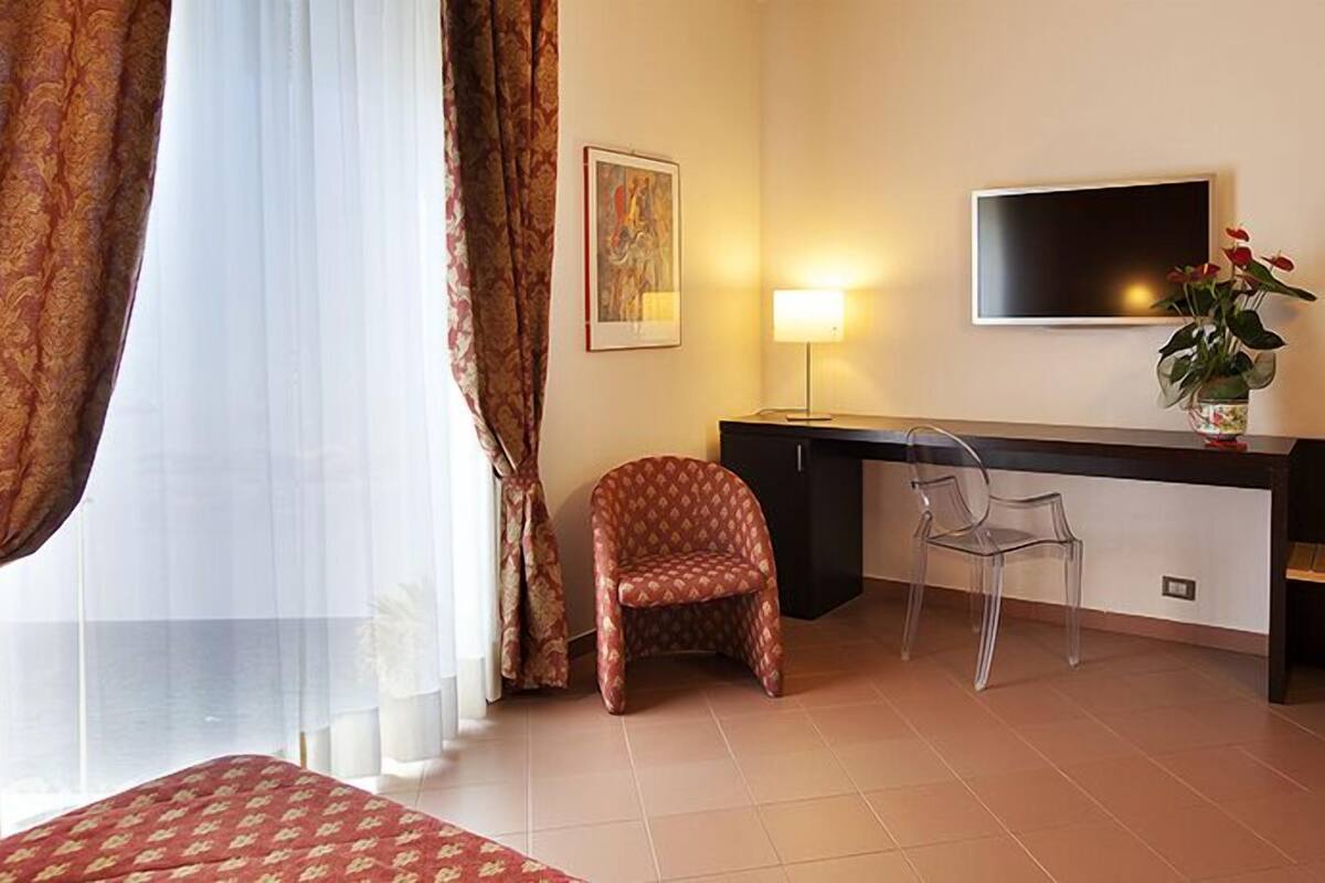 premium bedding, tempur-pedic beds, minibar, in-room safe