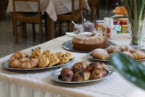 Inbegriffenes kontinentales Frühstück