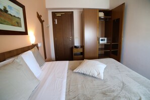 Habitación individual | Caja de seguridad en la habitación, escritorio y cunas gratuitas 