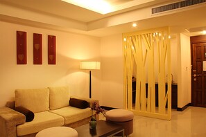 ห้องสวีท, เตียงใหญ่ 1 เตียง | มินิบาร์ฟรีบางอย่าง, ตู้นิรภัยในห้องพัก, โต๊ะทำงาน, ผ้าม่านกันแสง