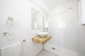 Shower, hair dryer, towels - Can Beia Hostal Boutique (Sant Antoni de Portmany)