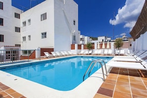 Piscina externa, guarda-sóis, espreguiçadeiras