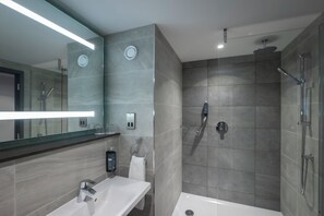 Superior Quadruple Room | Bathroom | Deep soaking tub, eco-friendly toiletries, hair dryer, towels - Maldron Hotel Parnell Square Dublin City (Dublin)