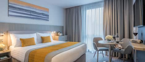 Ropa de cama de alta calidad y caja de seguridad en la habitación