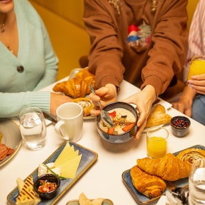 Desayuno completo los días de semana (EUR 15 por persona)