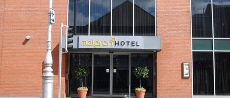 Entrada de un hotel con un cartel que dice "Maldron Hotel".