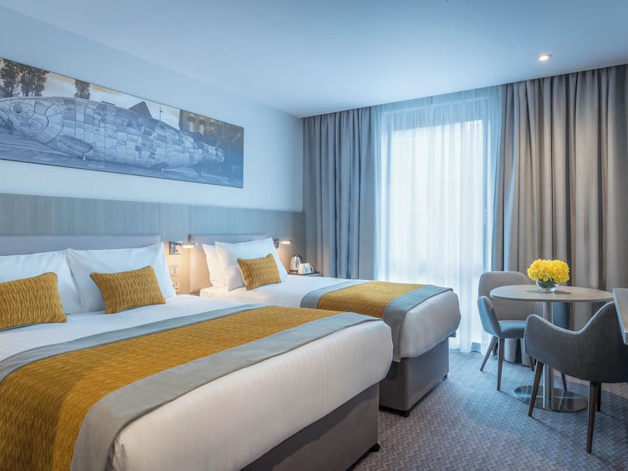 Ropa de cama de alta calidad y caja de seguridad en la habitación