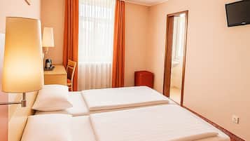 Minibar, caja de seguridad en la habitación y escritorio