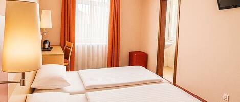 Minibar, caja de seguridad en la habitación y escritorio