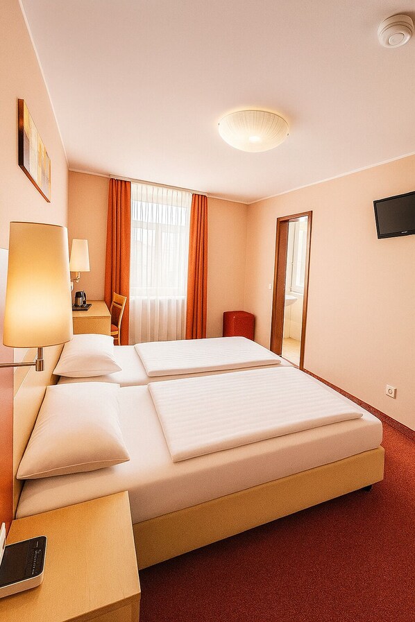 Minibar, in-room safe, desk, blackout drapes - Atomis Hotel Düsseldorf City (Düsseldorf)