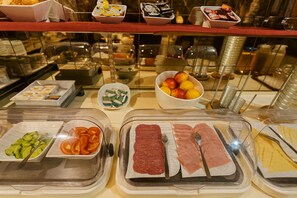 Daily buffet breakfast (EUR 15 per person) - Atomis Hotel Düsseldorf City (Düsseldorf)