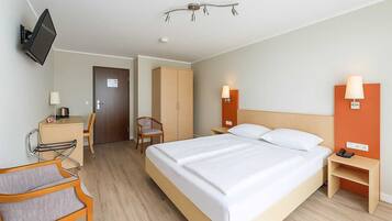 Minibar, Zimmersafe, Schreibtisch, Verdunkelungsvorhänge