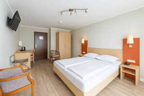Minibar, Zimmersafe, Schreibtisch, Verdunkelungsvorhänge