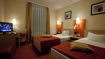 Minibar, caja de seguridad en la habitación y escritorio