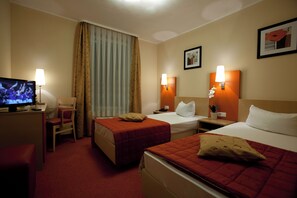 Minibar, in-room safe, desk, blackout drapes - Atomis Hotel Düsseldorf City (Düsseldorf)