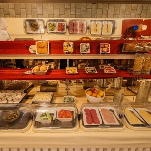 Tägliches Frühstücksbuffet gegen Gebühr