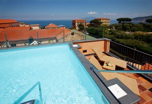 Seasonal outdoor pool, pool umbrellas - Hotel Palazzo Guardati (Sorrento)